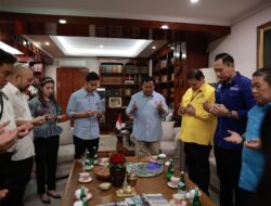 Prabowo dan Gibran Menyatukan Mengenakan Kemeja Biru Muda dengan Pin Bendera Merah Putih Berkibar di GBK