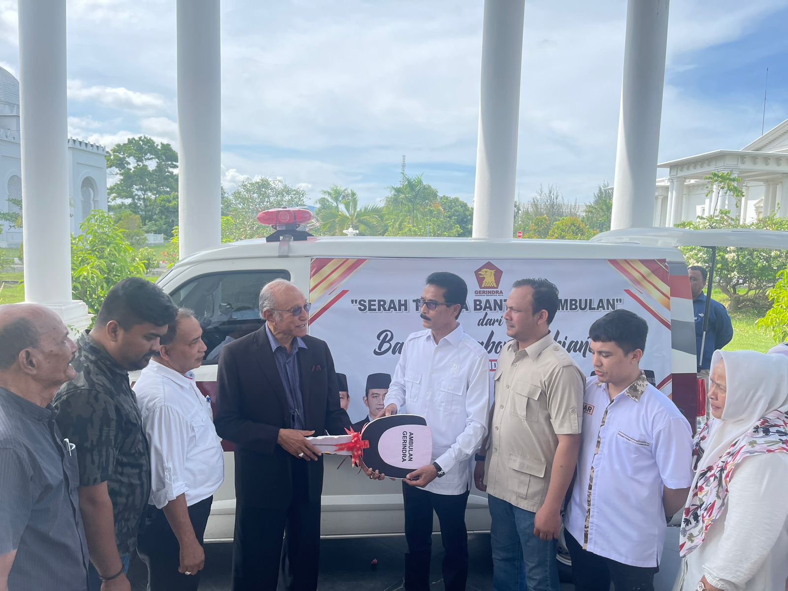 Menerima 25 Ambulans Bantuan dari Prabowo, Wali Nangroe Aceh: Terima Kasih yang Besar