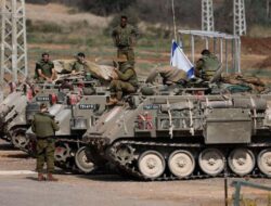 Bukan Hanya Gaza, Militer Israel Mengirimkan Tank ke Perbatasan Lebanon