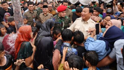 Resmi Kirimkan Bantuan Sumber Air di Sukabumi, Prabowo Disambut Antusias Ribuan Warga