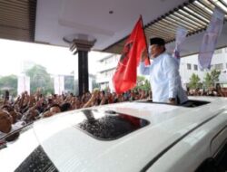 Pawai Musik dan Tarian Mengiringi Kedatangan Prabowo di Bandung