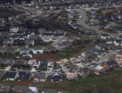 Porak-Poranda Akibat Badai Tornado, Rumah-Rumah Hancur