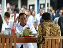 Jokowi dan Prabowo Nikmati Bakso Bandongan di Warung Kaki Lima di Magelang, Jawa Tengah