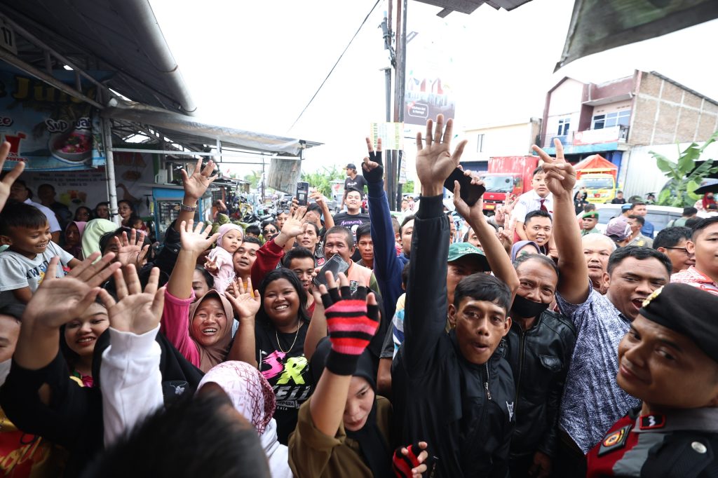 Antusiasme Ratusan Warga Jawa Tengah Melihat Jokowi dan Prabowo Makan Bakso Bersama: Semoga Tetap Dekat dengan Rakyat