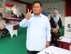 Prabowo Subianto Memilih di TPS 033 Bojong Koneng, Memperlihatkan Salam Dua Jari