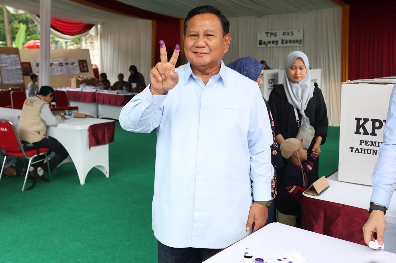 Prabowo Subianto Memilih di TPS 033 Bojong Koneng, Memperlihatkan Salam Dua Jari