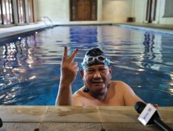 Setelah Memilih, Prabowo Subianto Berenang Santai Sambil Menunggu Hasil Quick Count