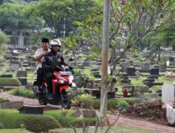 Prabowo Subianto Ziarah ke Makam Sang Ayah Setelah Pemilu dan Disambut Ratusan Warga