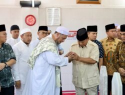 Prabowo Subianto Mengunjungi Habib Ali Kwitang dan Meminta Doa: Semoga Pekerjaan Kita Lancar ke Depan