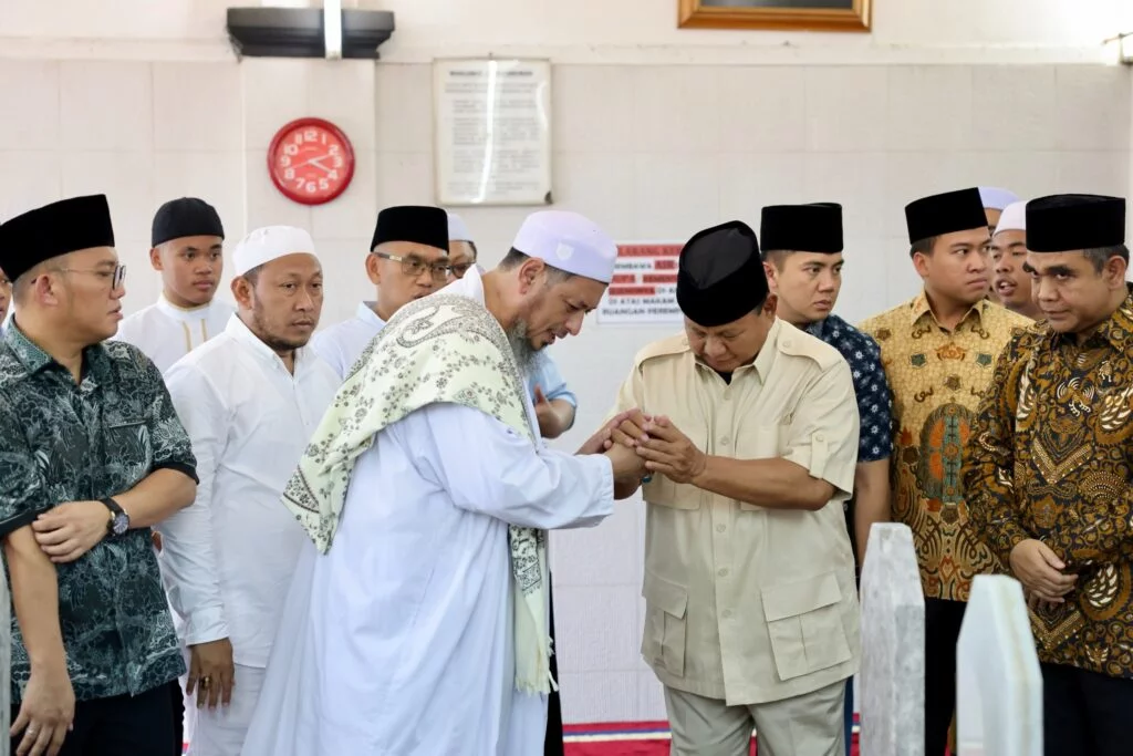 Prabowo Subianto Mengunjungi Habib Ali Kwitang dan Meminta Doa: Semoga Pekerjaan Kita Lancar ke Depan