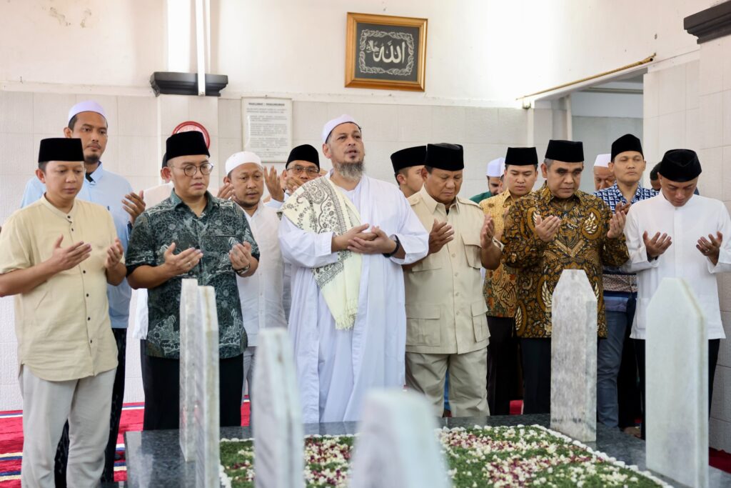 Prabowo Subianto Ungkap Ikatan Keluarga Dalam Ziarah ke Makam Habib Ali Kwitang