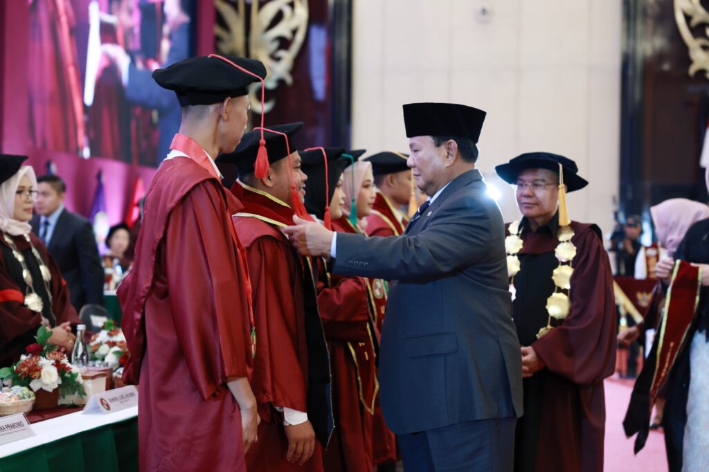 Hadir di Wisuda UKRI, Pak Prabowo Mendorong Anak Muda untuk Menjadi Pemimpin yang Peduli Terhadap Rakyat