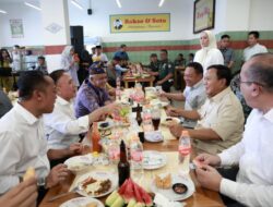 Momen Prabowo Subianto Singgah Makan Bakso di Cimahi, Berduet dan Diteriaki Warga