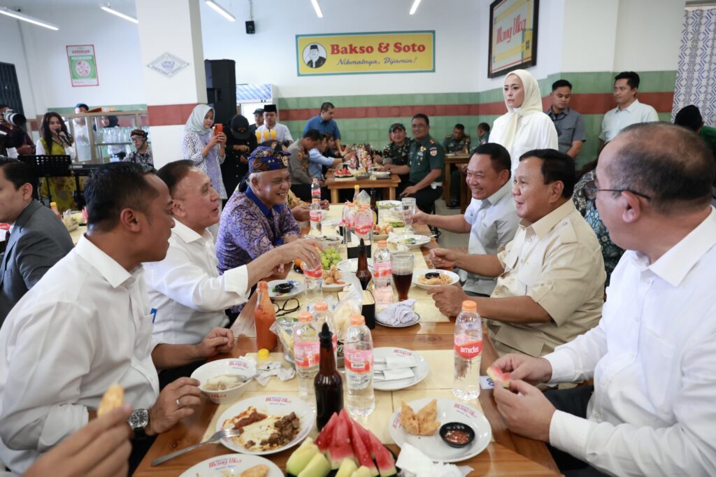 Momen Prabowo Subianto Singgah Makan Bakso di Cimahi, Berduet dan Diteriaki Warga