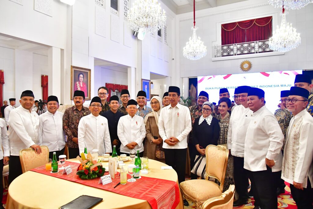 Kedekatan Prabowo dan Jokowi Terlihat Saat Acara Bukber di Istana Negara