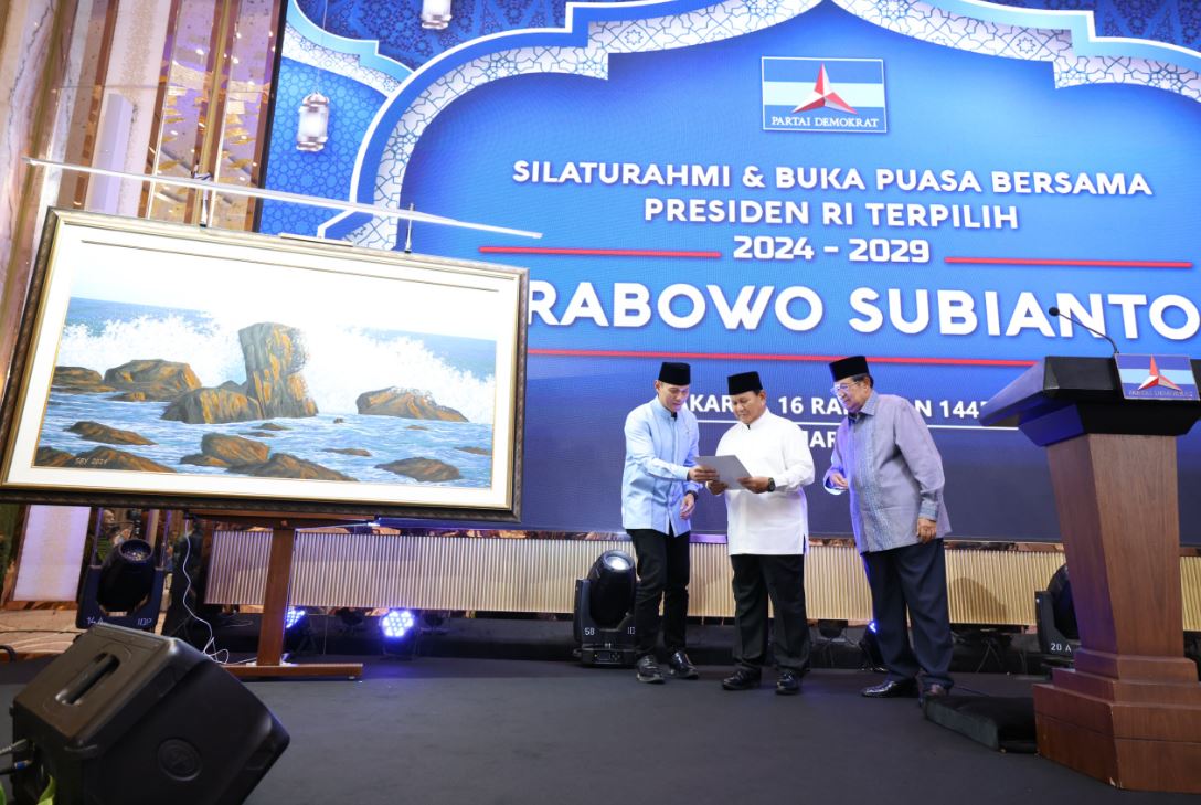 Prabowo Subianto Dapat Lukisan Tangan dari SBY saat Silaturahmi dan Bukber Partai Demokrat