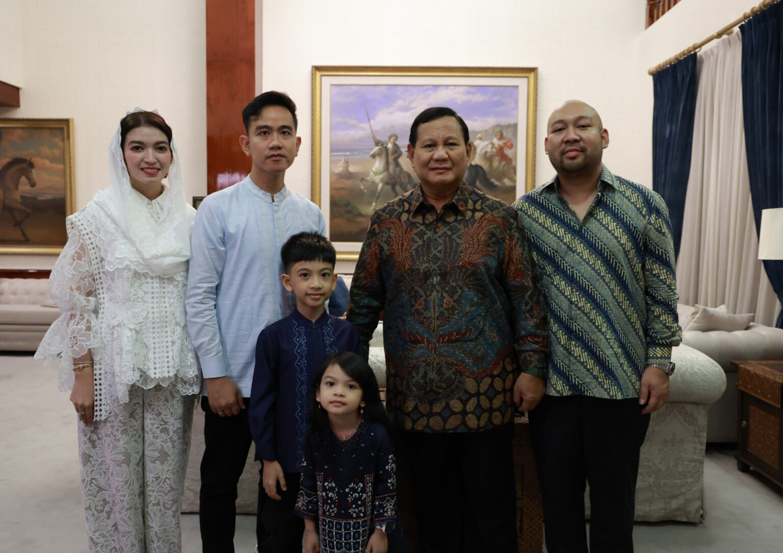 Idul Fitri 1445 H, Prabowo Subianto Mengadakan Halal Bihalal dengan Gibran dan Keluarga di Kertanegara