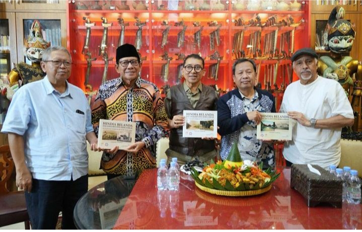 Fadli Zon Meluncurkan Buku dan Situs Filateli di Hari Perkumpulan Filatelis Indonesia