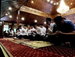 Prabowo Sholat Idul Fitri 1445 H Bersama Warga Bojong Koneng di Masjid Nurul Wathan Hambalang