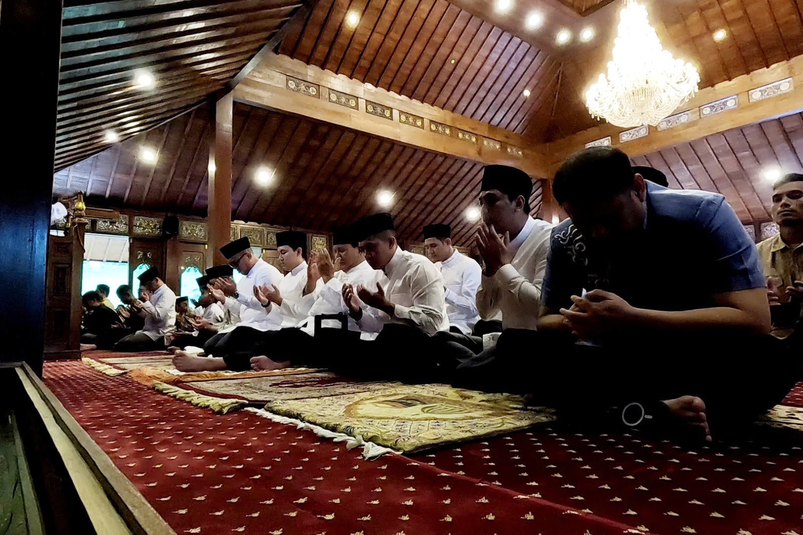 Prabowo Sholat Idul Fitri 1445 H Bersama Warga Bojong Koneng di Masjid Nurul Wathan Hambalang