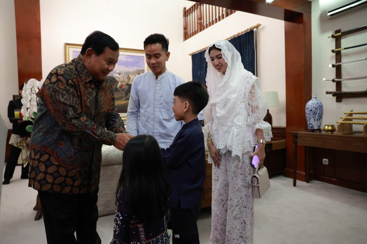 Prabowo Subianto dan Gibran Rakabuming Raka Berbagi Momen Lucu dan Halal Bihalal dengan Keluarga