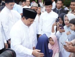 Iduladha 1445 H, Prabowo Sapa Warga di Hambalang Bogor