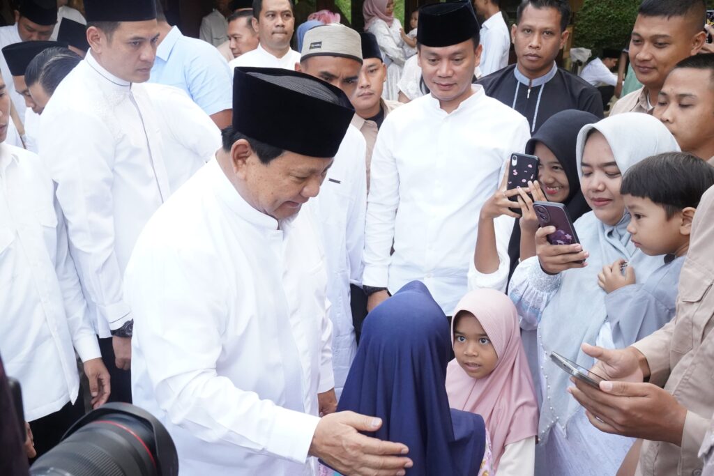 Iduladha 1445 H, Prabowo Sapa Warga di Hambalang Bogor