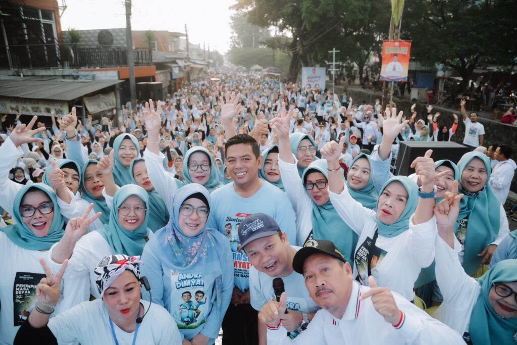 Ribuan Massa Tumplek Hadiri Pesta Rakyat, Banyak yang Berebut Foto dengan Andra Soni