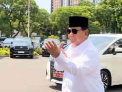 Fit Pasca Operasi Cedera Kaki, Prabowo Lari Kecil dan Pose Gaya Silat di Istana