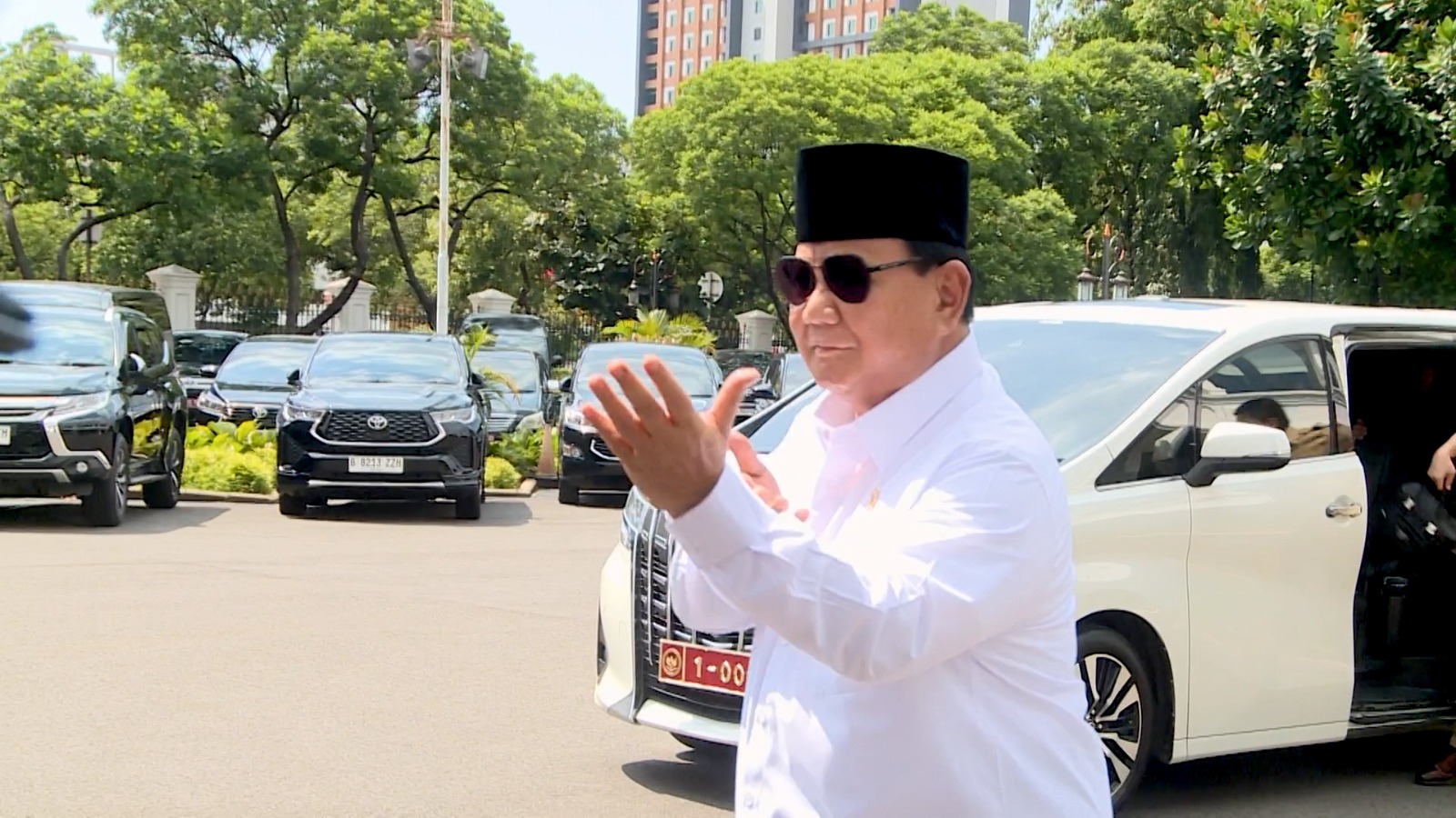 Fit Pasca Operasi Cedera Kaki, Prabowo Lari Kecil dan Pose Gaya Silat di Istana