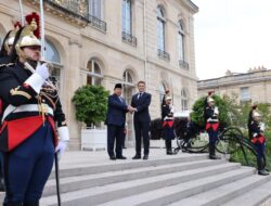 Prabowo Disambut Macron di Istana Elysee Prancis dengan Jajar Kehormatan