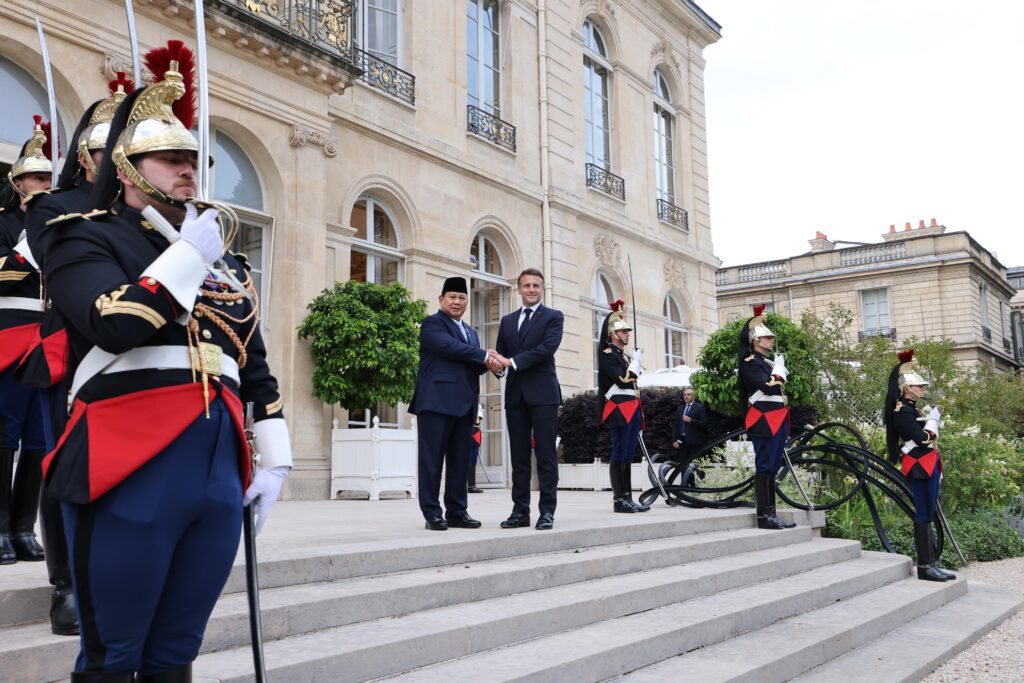 Prabowo Disambut Macron di Istana Elysee Prancis dengan Jajar Kehormatan