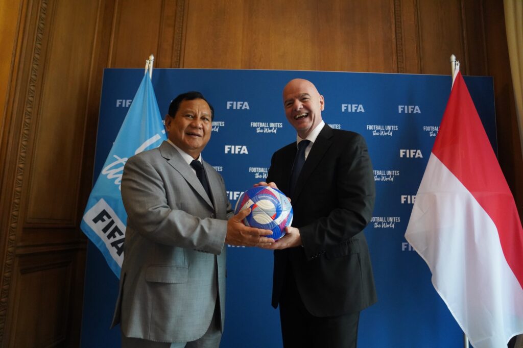 Disambut Presiden FIFA, Prabowo Diberi Cenderamata Bola Bertuliskan Namanya