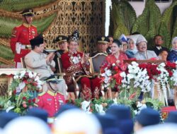 Kembali Kenakan Baju Adat, Prabowo Dampingi Jokowi di Upacara Penurunan Bendera HUT ke-79 RI