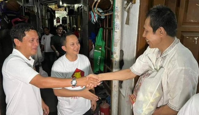 Kurangi Beban Masyarakat, Habiburokhman Bagikan Sembako Untuk Masyarakat Cakung