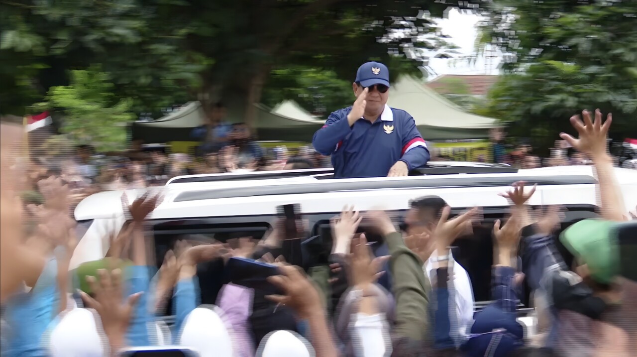 Warga Magelang Antusias Sapa Prabowo Usai Retreat Kabinet Merah Putih