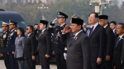 Hormati Pahlawan, Prabowo Subianto Letakkan Bunga di Monumen Pahlawan Rakyat Tiananmen