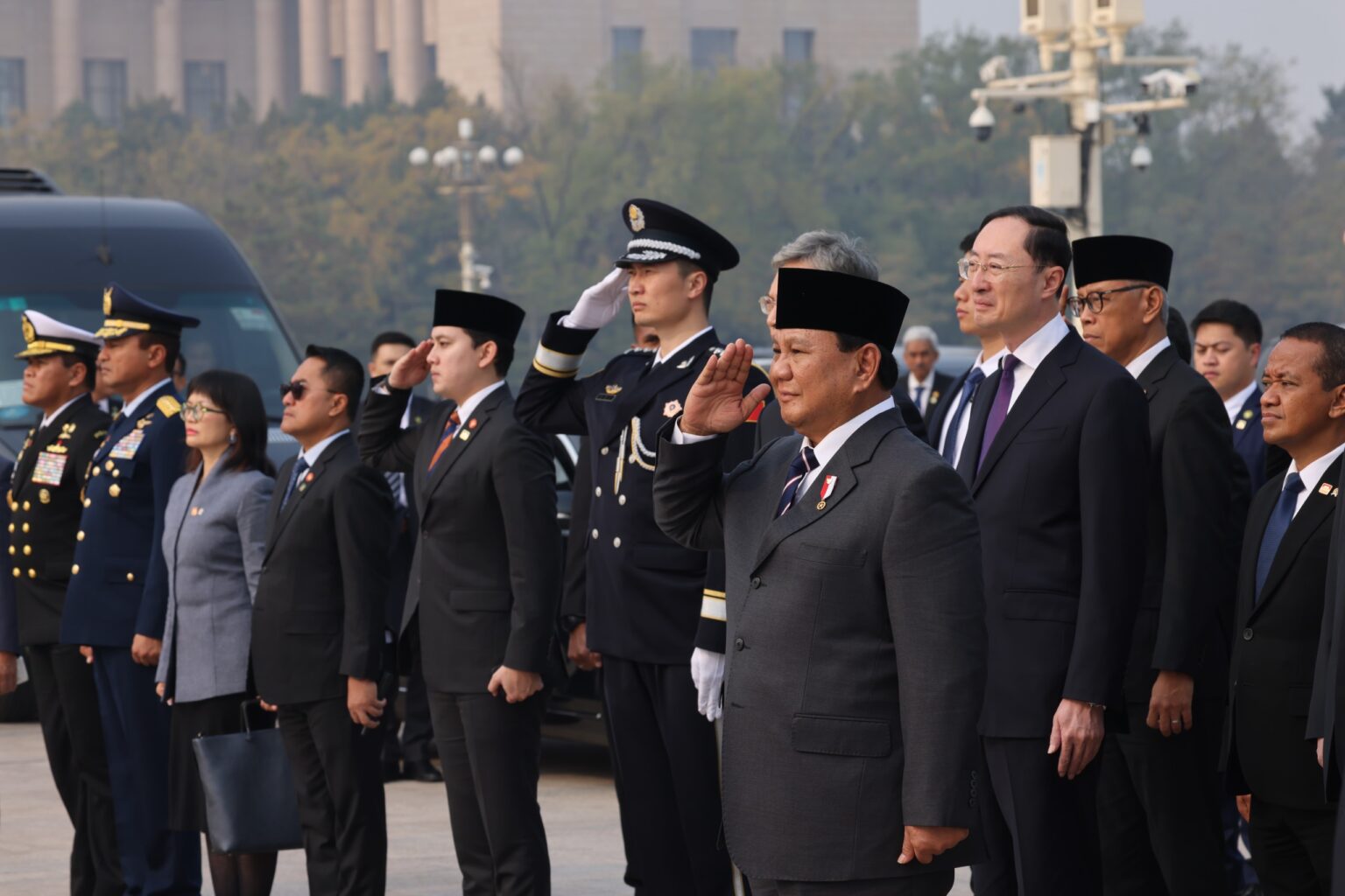 Hormati Pahlawan, Prabowo Subianto Letakkan Bunga di Monumen Pahlawan Rakyat Tiananmen